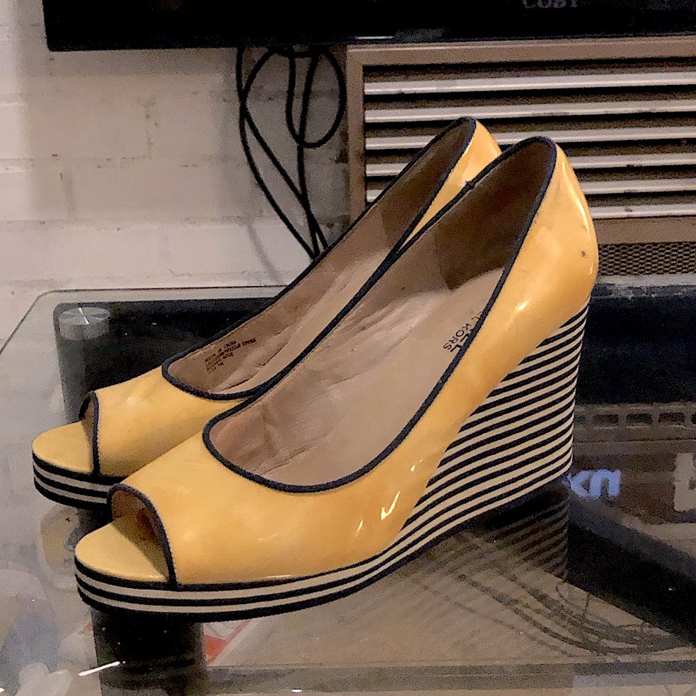 Michael Kors summer patten leather wedges . Size 7 super cute and light weight!